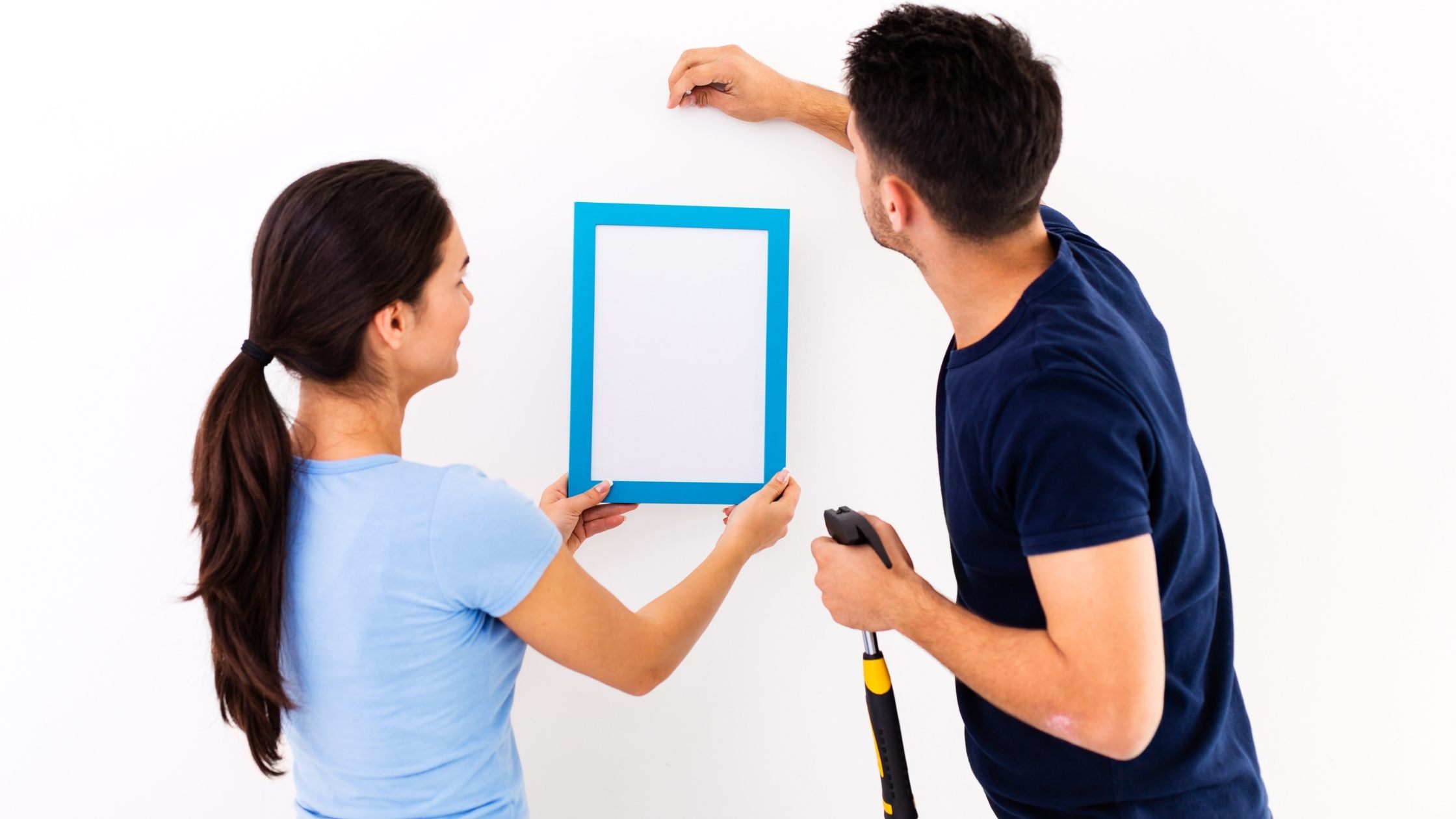 Aprende cómo colgar algo en la pared