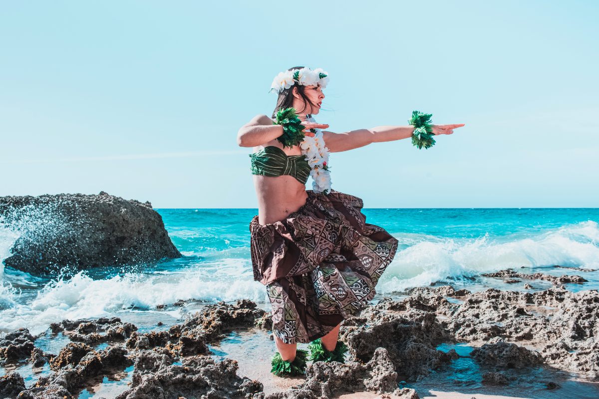 Mujer bailando el hula-hula