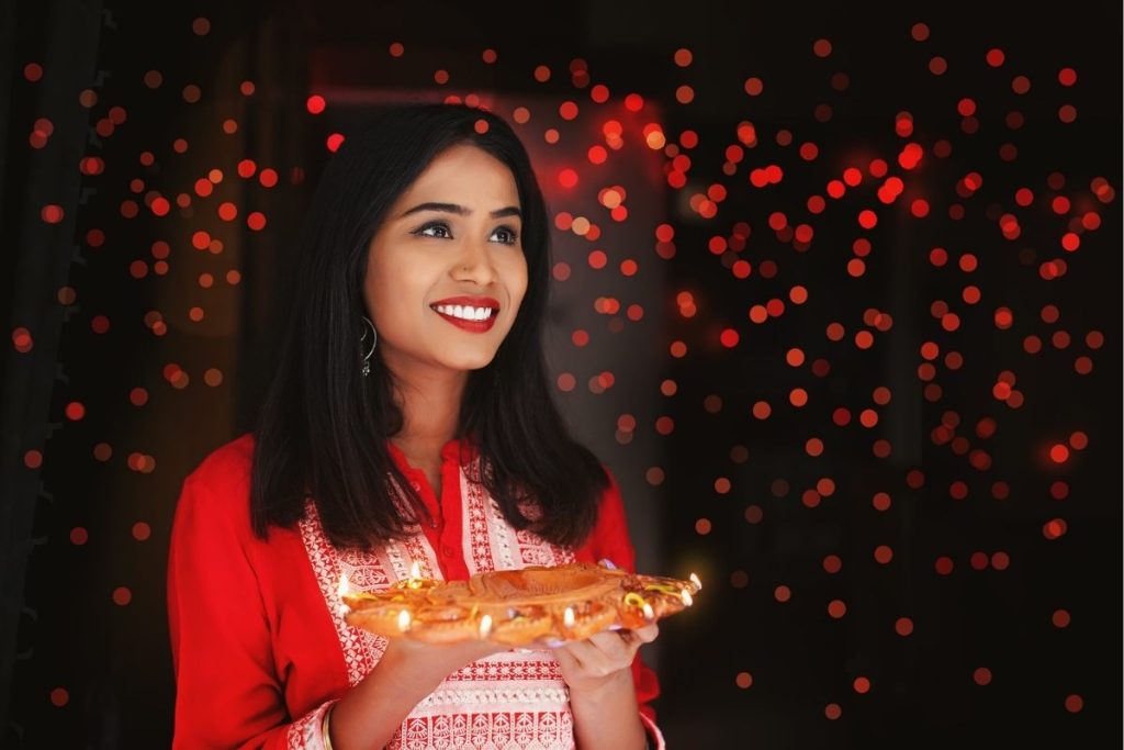 Una mujer joven celebrando Diwali.