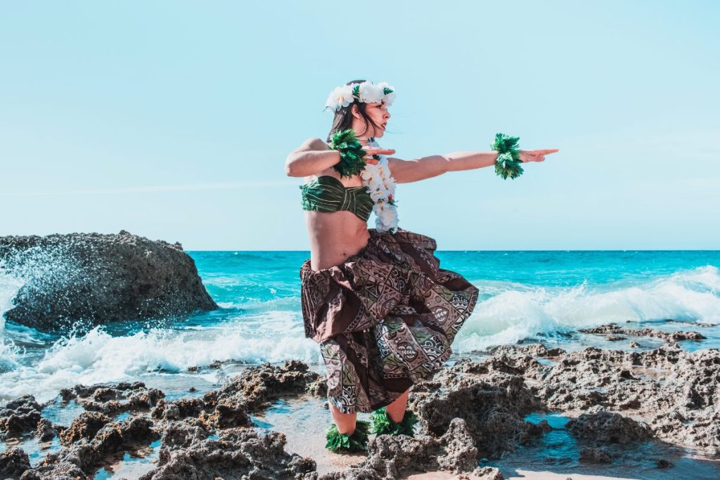 Mujer bailando el hula-hula