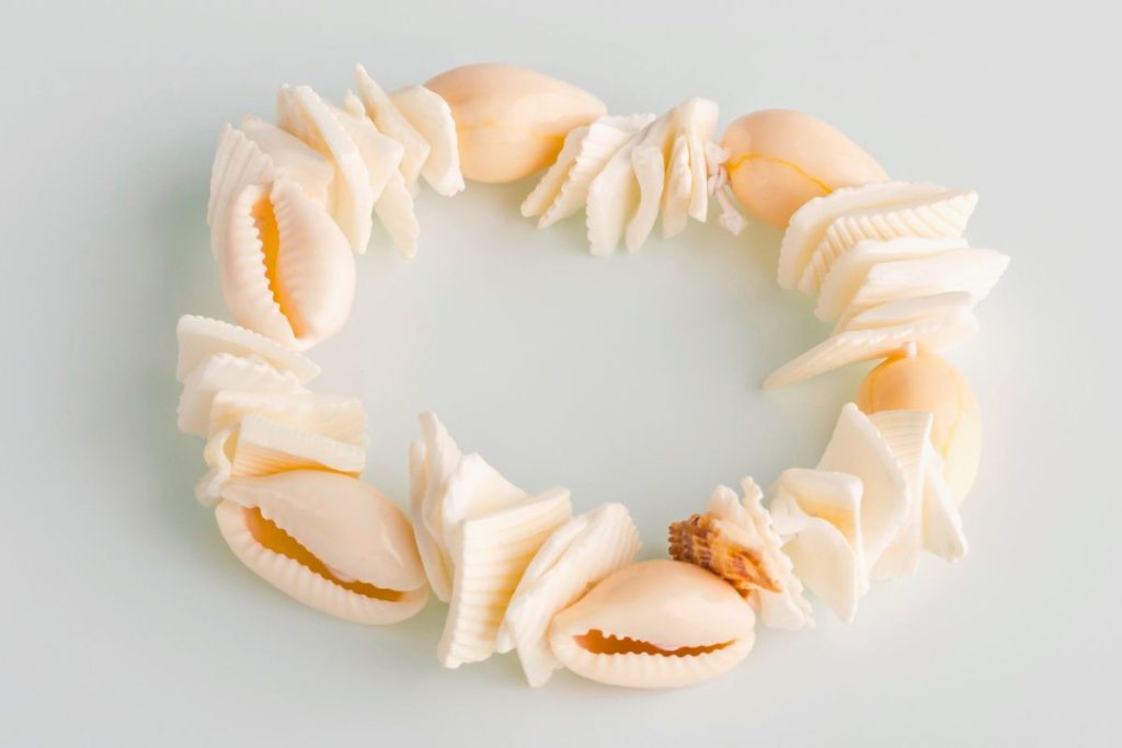 Pulsera hecha de conchas marinas.