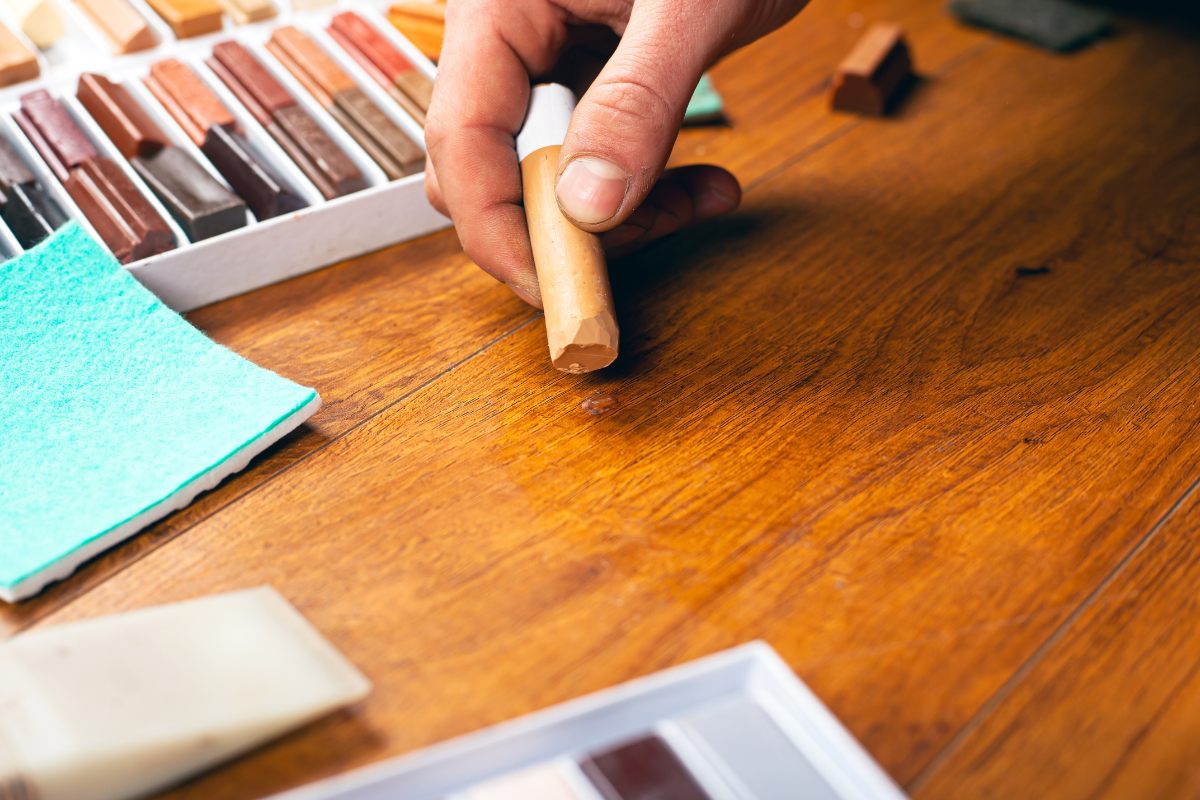 Restaura la belleza de tu mueble dañado con esta guía para reparar arañazos en muebles de madera