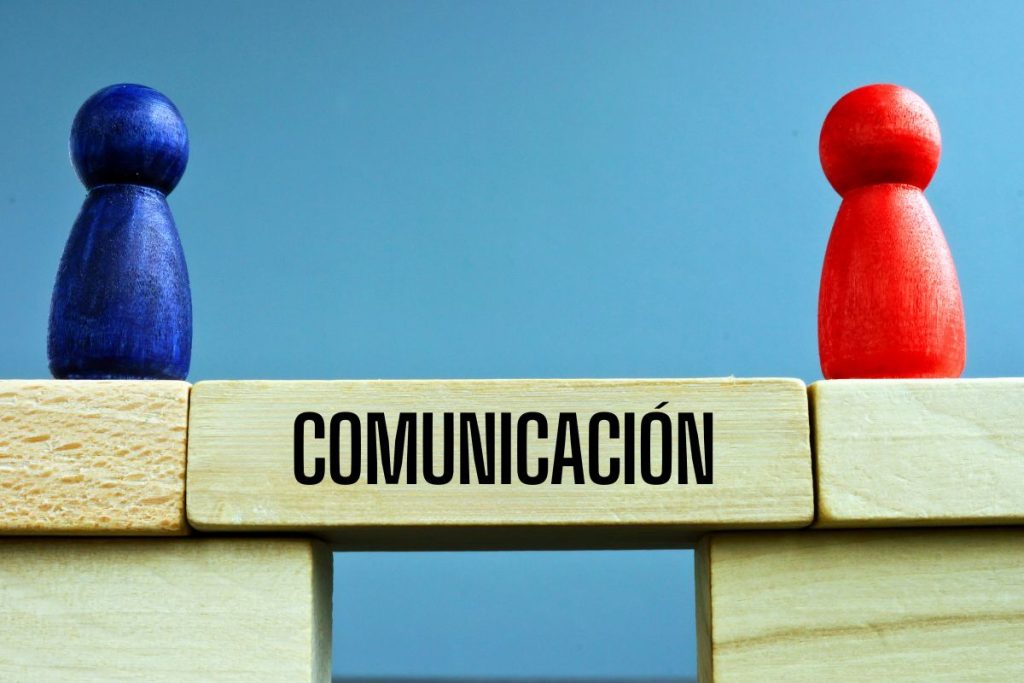La comunicación crea un puente entre dos personas.