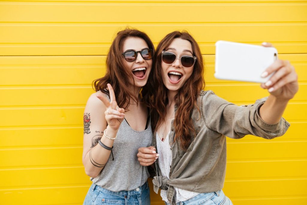 Dos amigas haciendose un selfie.