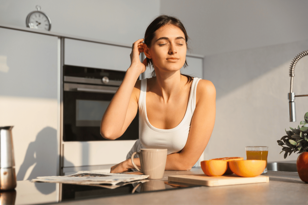Mujer tomando un desayuno nutritivo como parte de su rutina matutina.