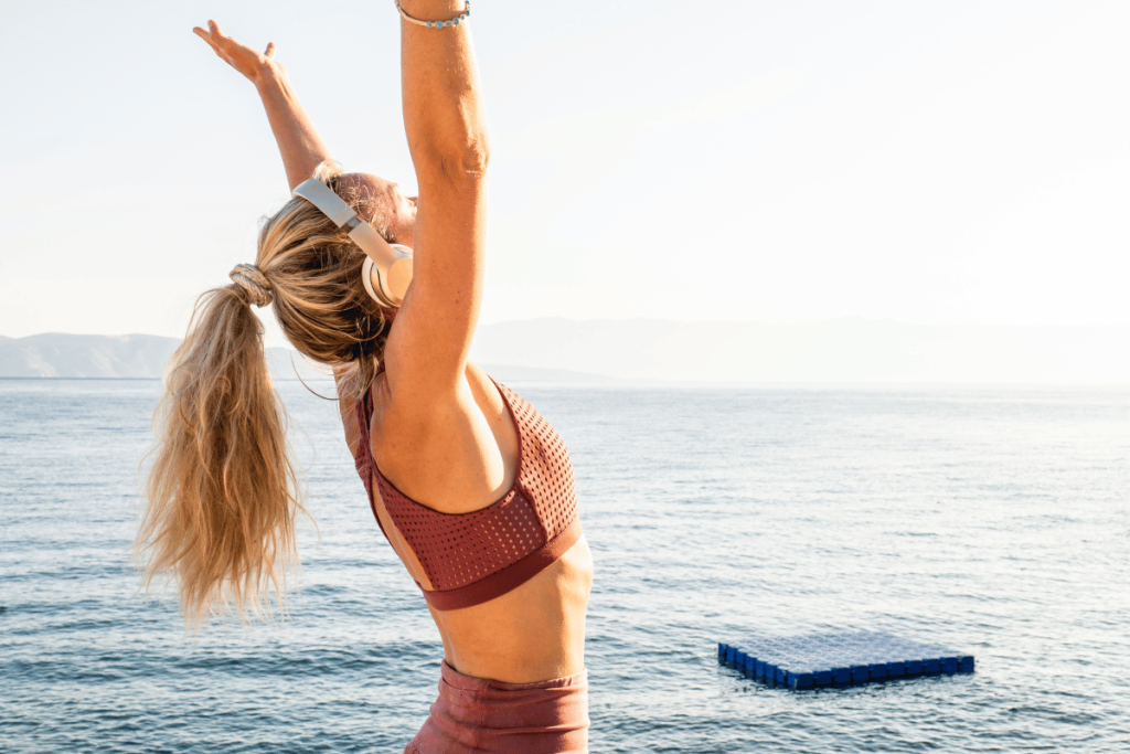 Mujer haciendo estiramientos por la mañana.