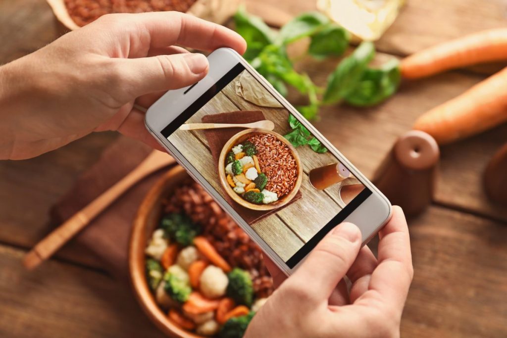 El móvil se usa a menudo para sacar fotos de comida.