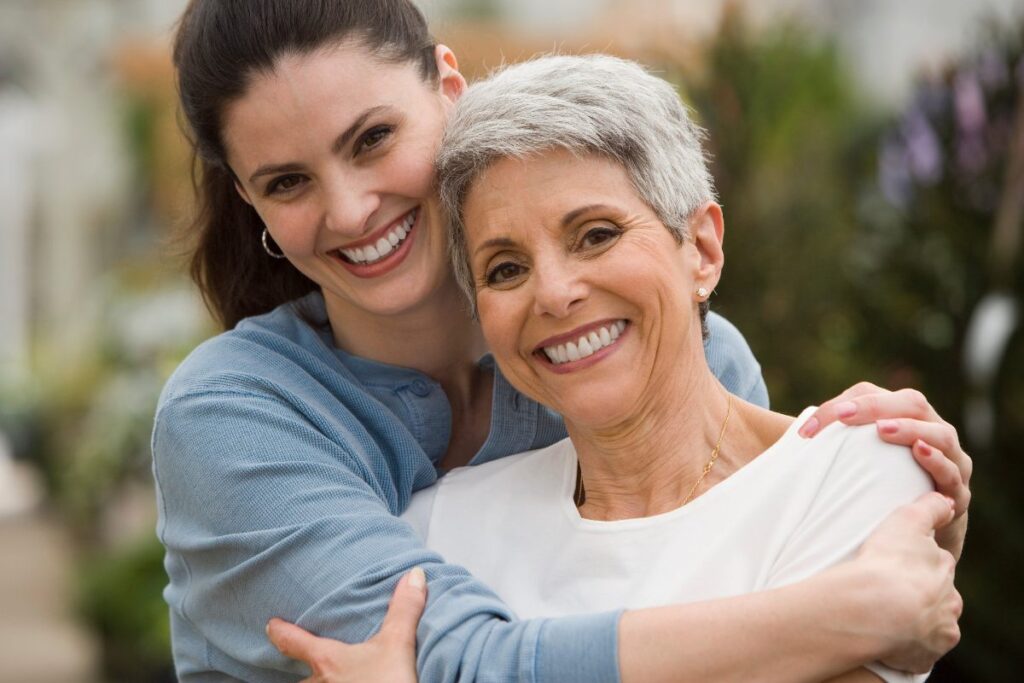 Una madre y con su hija ya adulta.