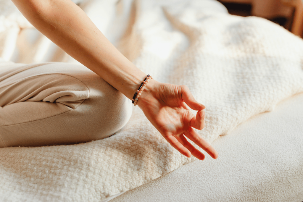 Mujer meditando en pose de yoga.