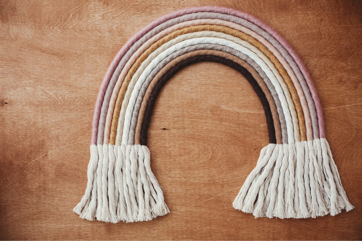 Arco iris de macramé como objeto decorativo.
