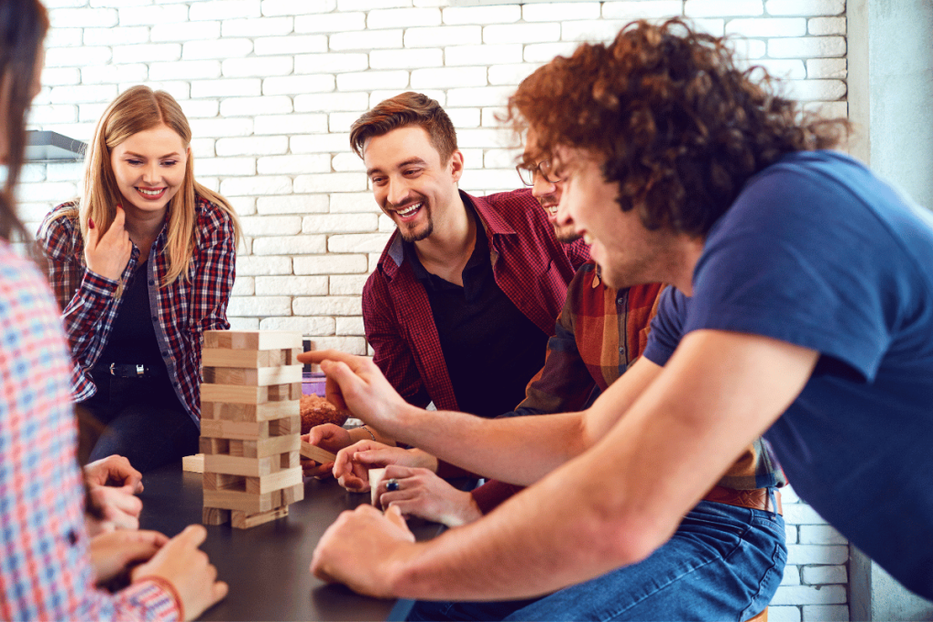 Amigos jugando a un juego de mesa.