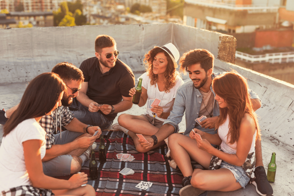 Amigos jugando a las cartas.
