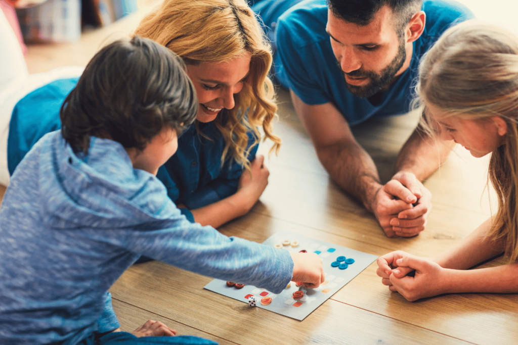 Familia jugando a un juego de mesa.