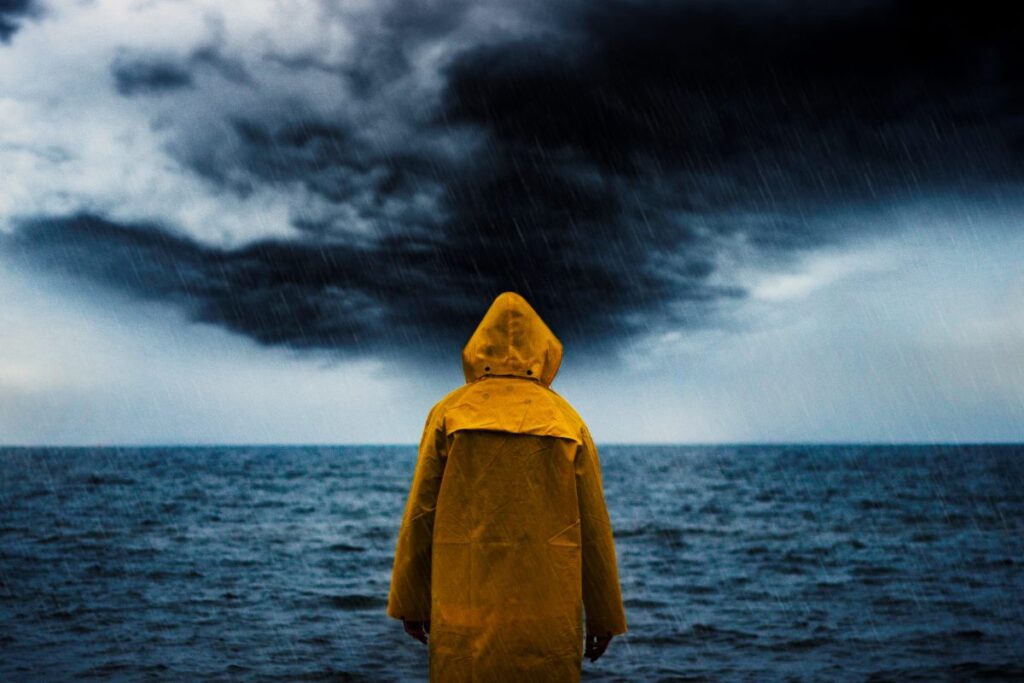 sigue en pie a pear de la tormenta - Prueba Esto Hoy Una persona se encuentra de pie en medio de una tormenta, rodeada de nubes oscuras, mientras se ven trozos de cielo despejado, simbolizando la esperanza y la superación ante los desafíos de la vida. Esta imagen evoca la valentía y la determinación necesarias para seguir adelante a pesar de las adversidades.