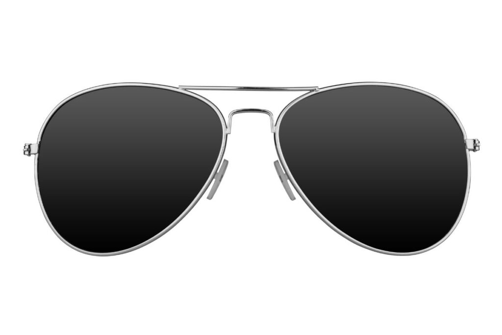 Unas gafas de sol de estilo aviador con montura platada y cristales gris oscuro.