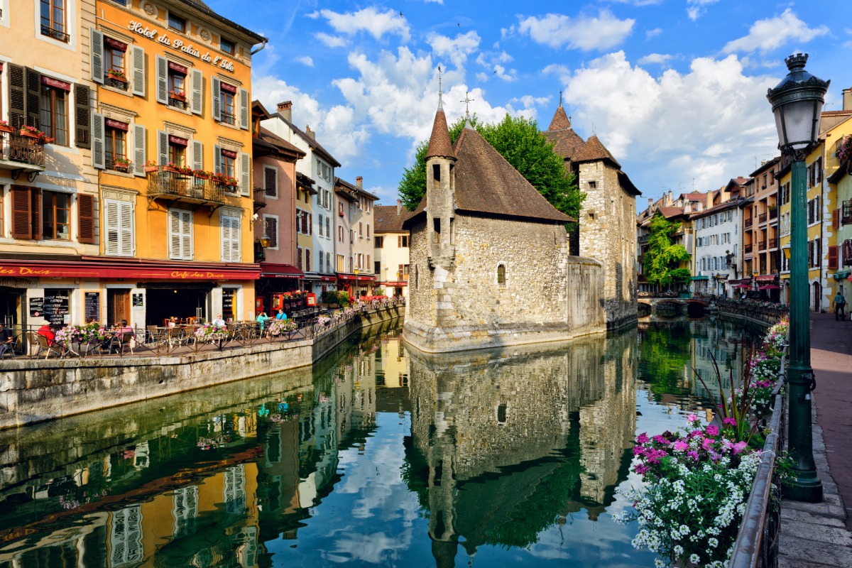 Annecy, casco antiguo, Palais de L'isle en medio del canal.