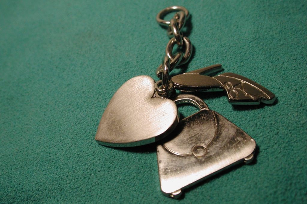 Adornos metálicos para bolsos.