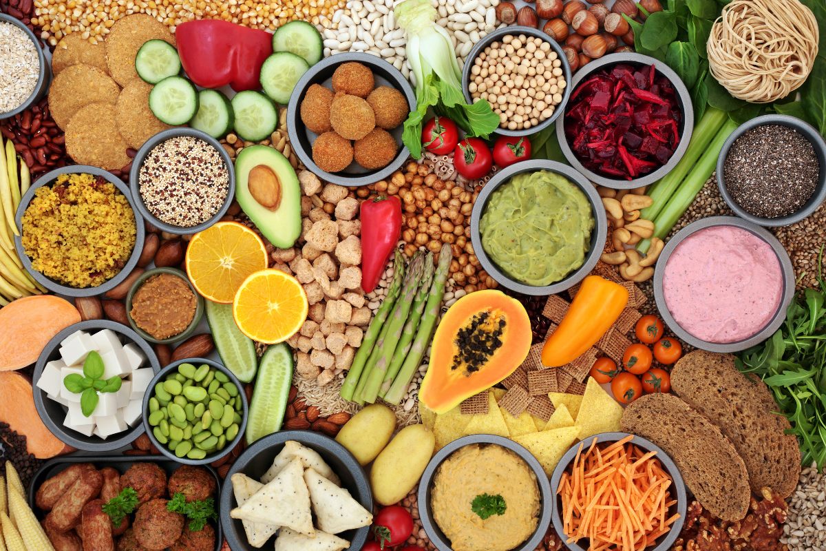 Variedad de alimentos de origen vegetal con alimentos de todos los grupos.