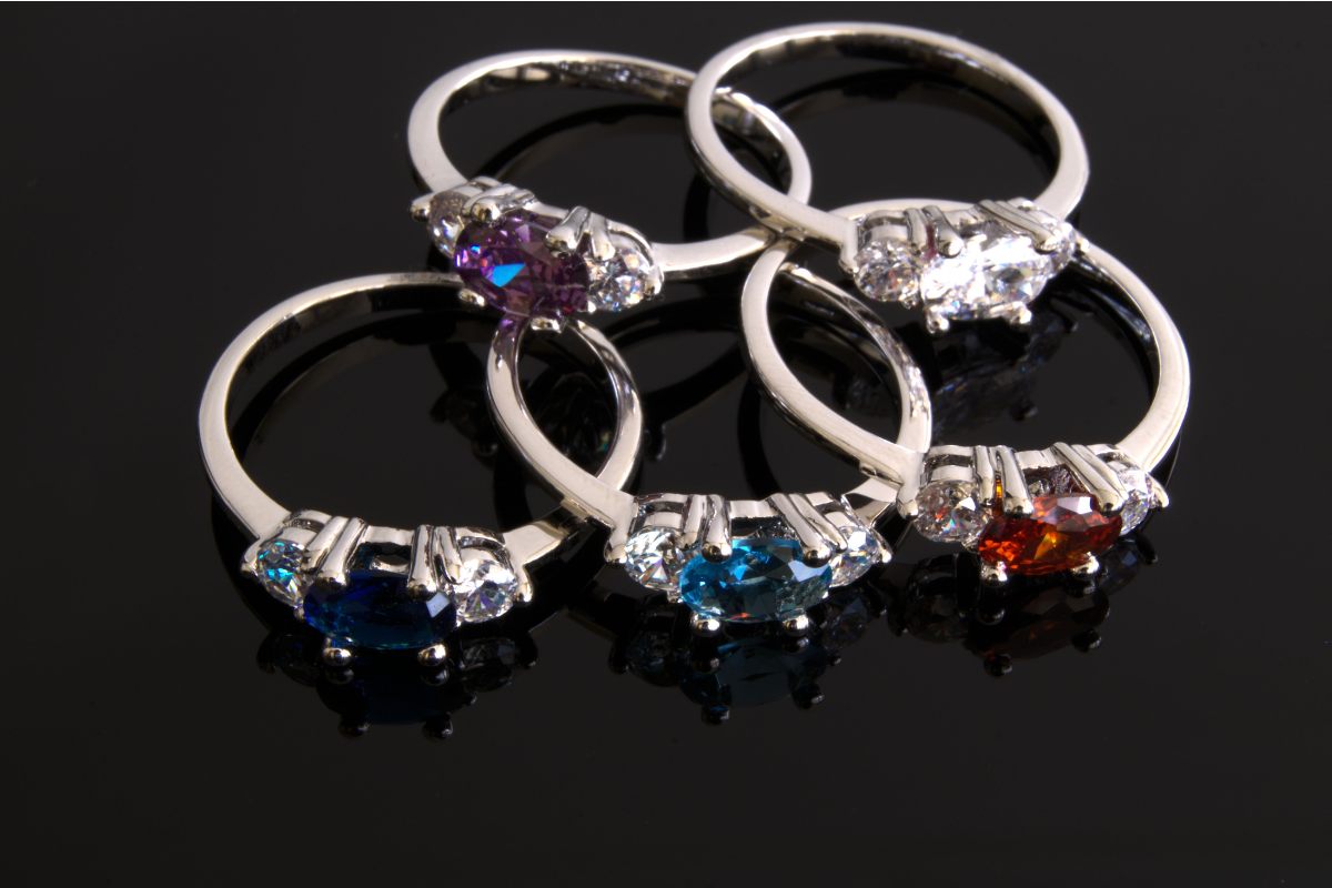 Cinco anillos con gemas de nacimiento.