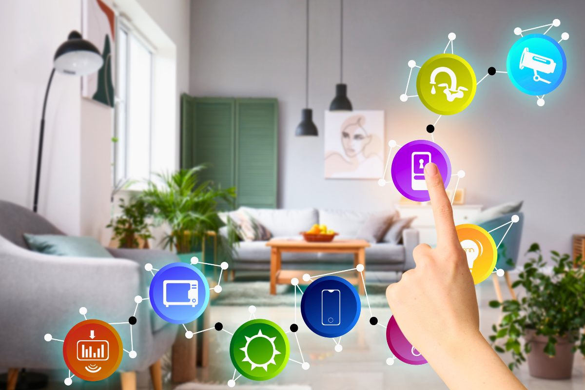 Mujer utilizando una interfaz futurística para su casa inteligente.