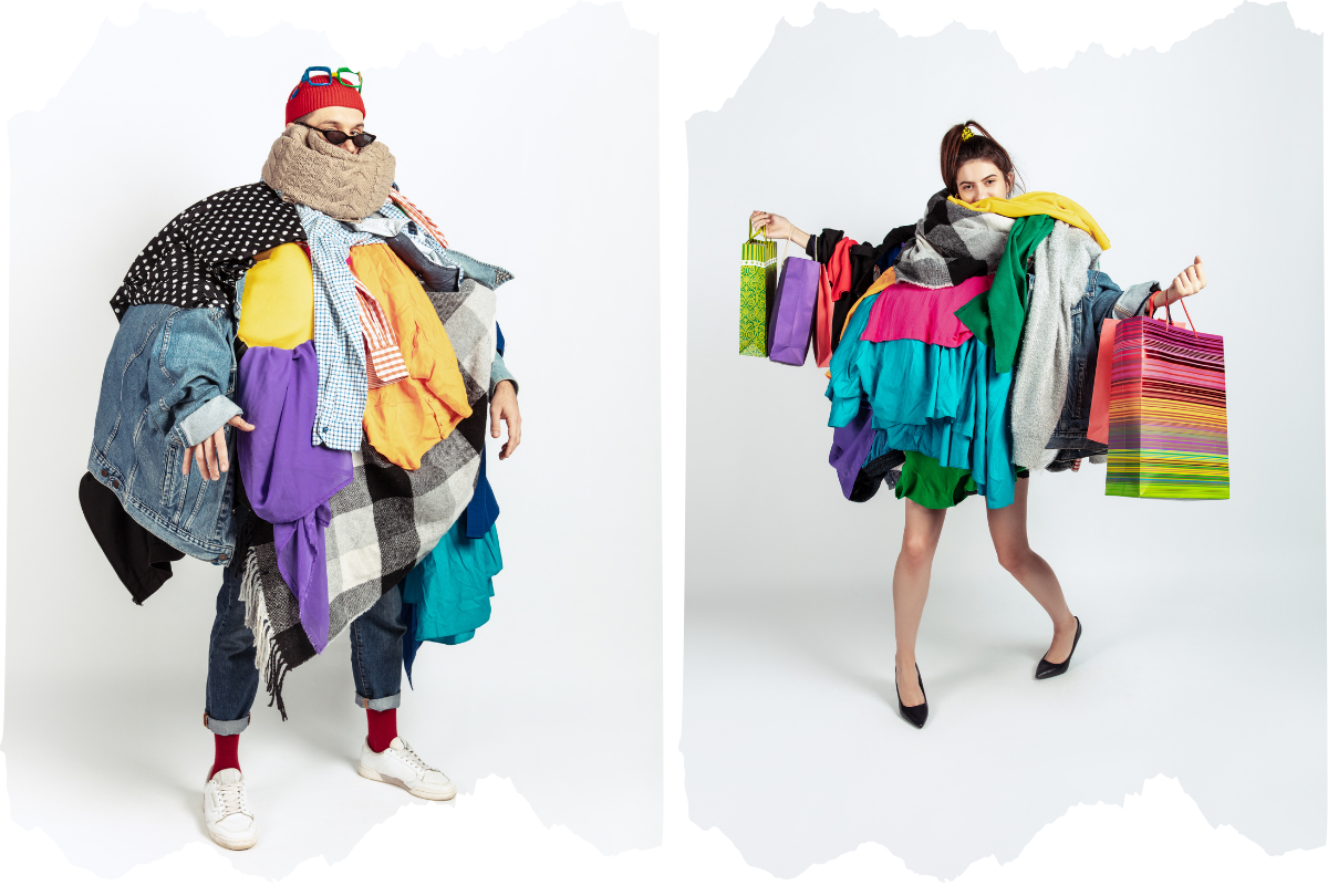 Ala izquierda, un hombre que ha comprado demasiada ropa; a la derecha una mujer que ha comprado demasiadas cosas.