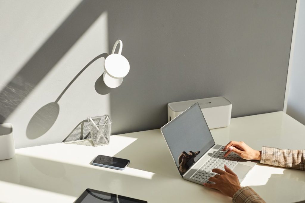 Espacio de trabajo minimalista.