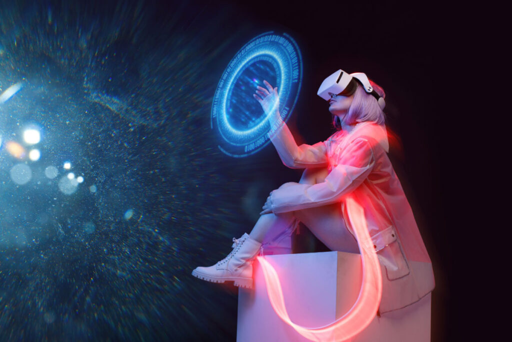 Una chica con traja futurista usando gafas de realidad virtual