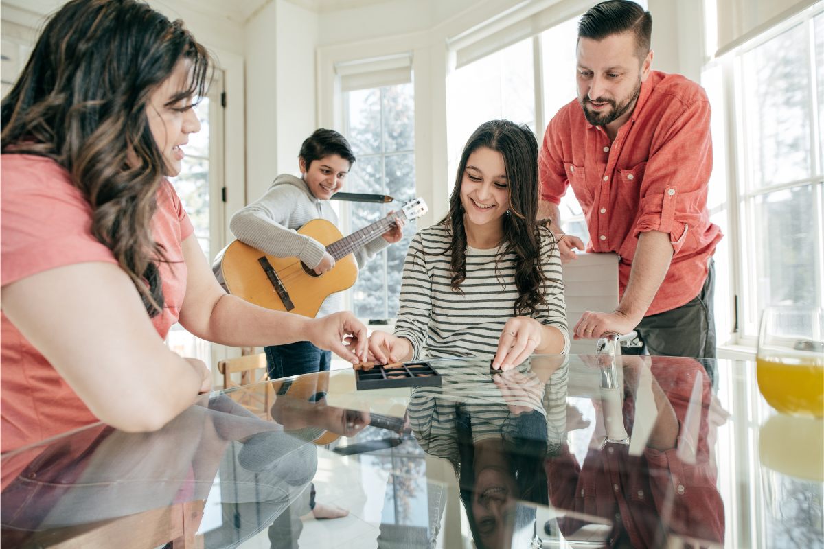 Una familia disfrutando de un día sin dispositivos electrónicos.