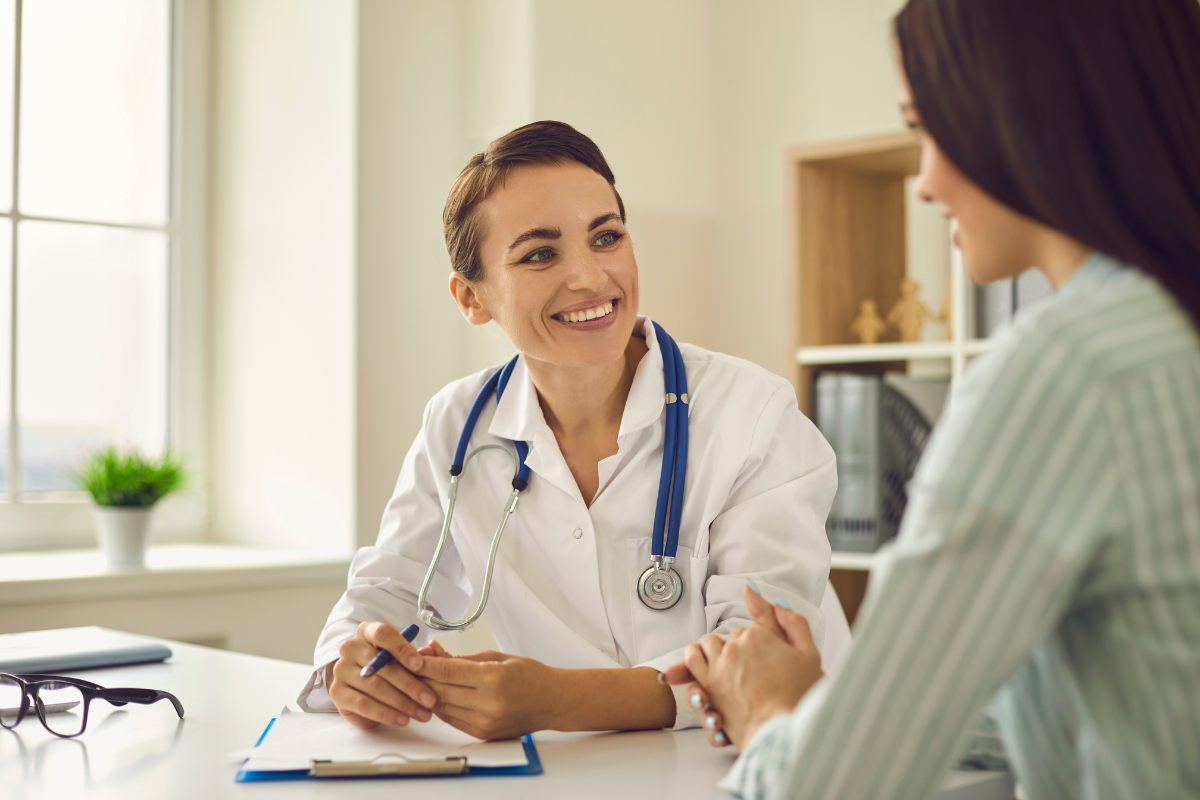Paciente explicando sus síntomas durante una visita al médico.