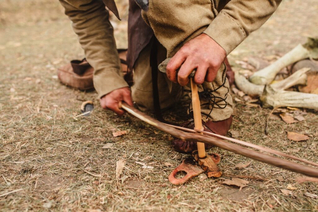 Una demostración de cómo usar el arco de fuego en un campamento de supervivencia.