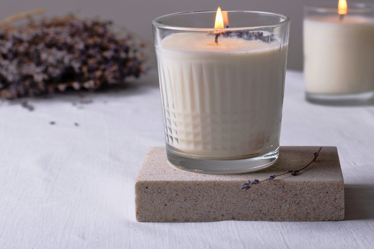 Una vela en vaso con cera de soja