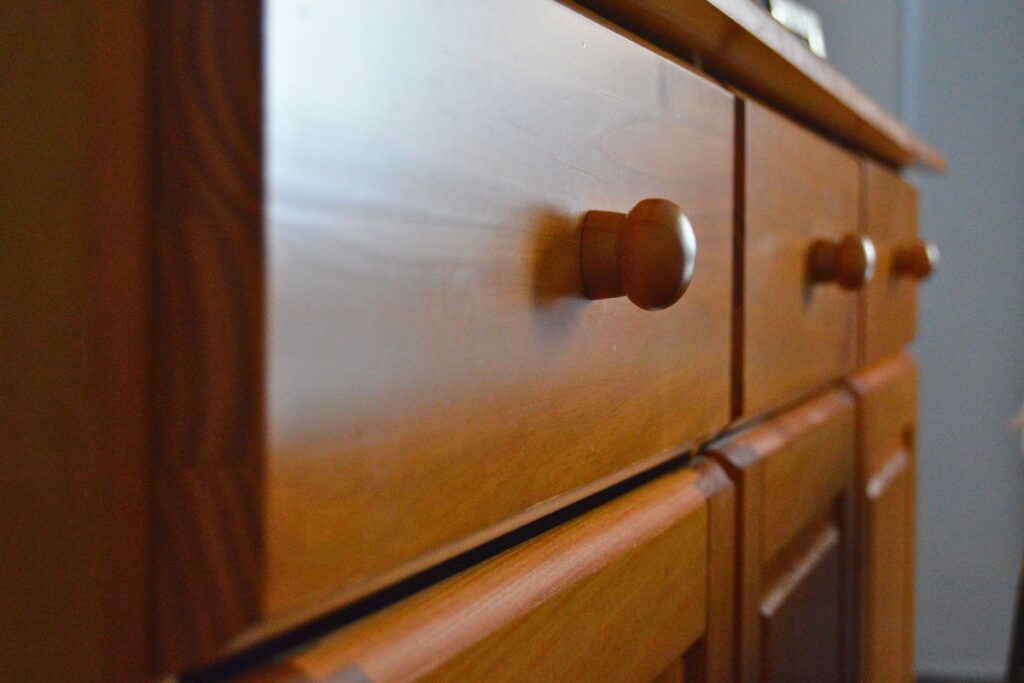 Un mueble de madera razonablemente limpio y pulido.