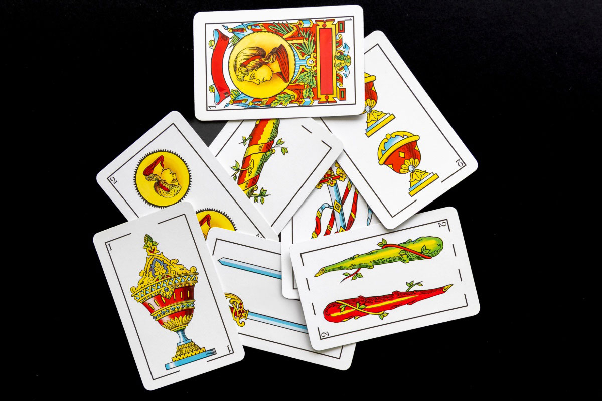Juega a la brisca (tres cartas y ninguna excusa)