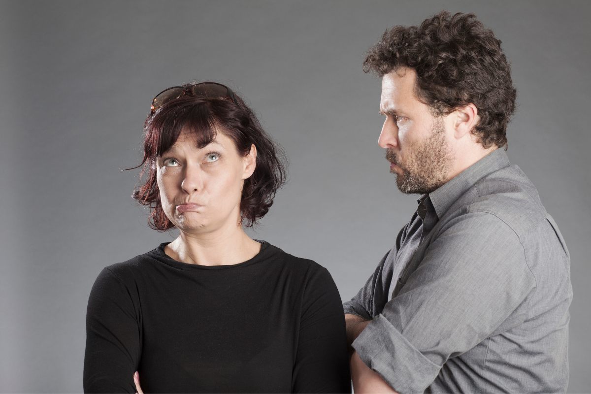 Una mujer con cara de culpable y un hombre enfadado.
