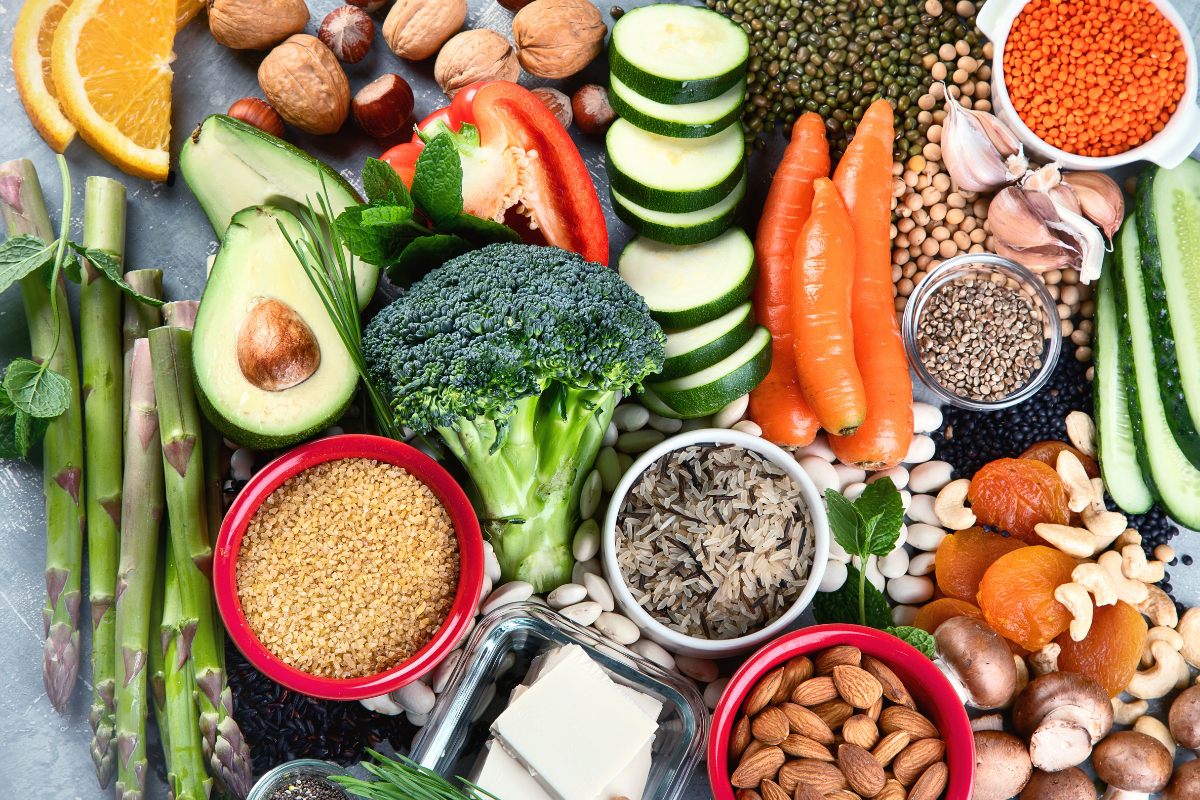 Una selección de alimentos de origen vegetal que son una buena fuente de proteínas.