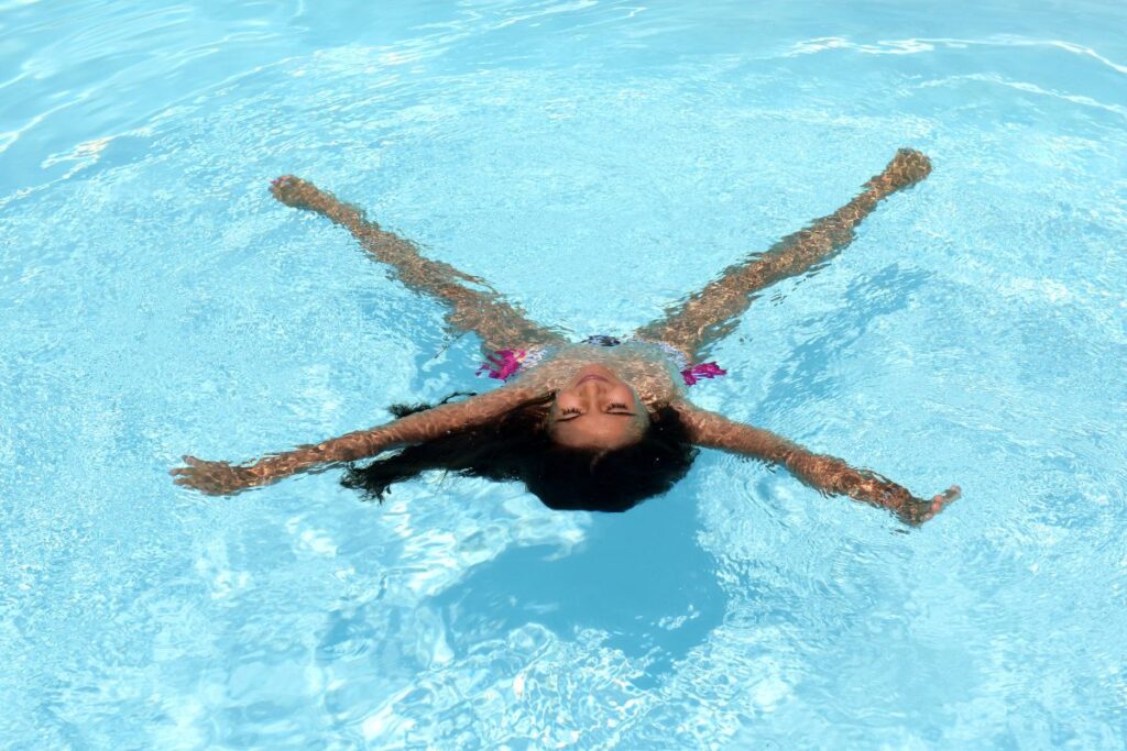 Descansar en el agua flotando en forma de estrella.