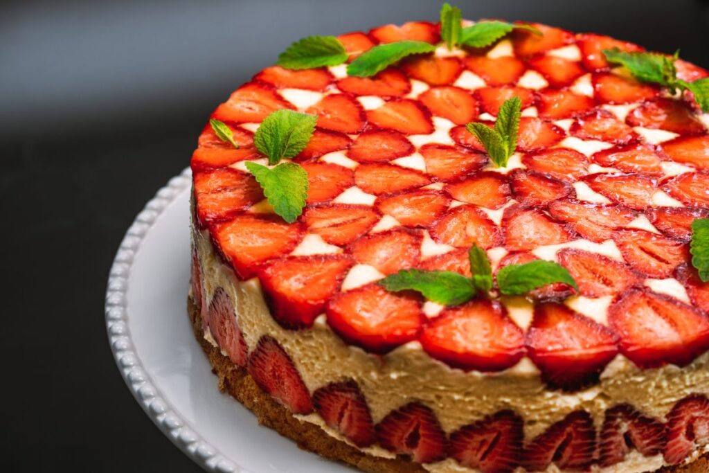 Una tarta de fresa con una decoración perfecta.