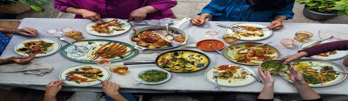 la comida - Prueba Esto Hoy Vista superior de una mesa llena de platos y las manos de las personas comiendo.