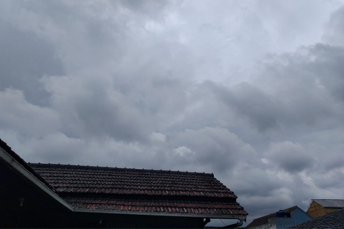 Un día gris con cielo nublado y su luz natural.