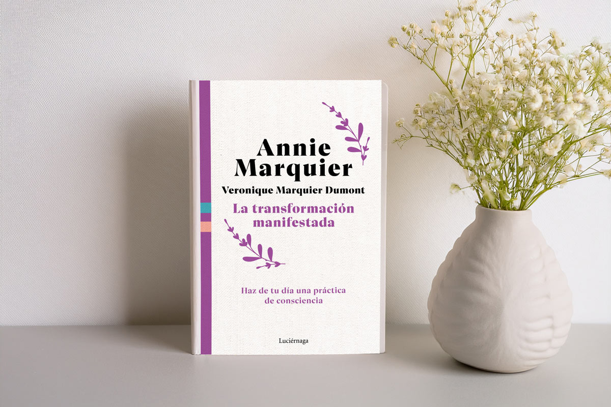 La transformación manifestada - Prueba Esto Hoy El libro titulado La transformación manifestada sobre una mesa con un jarrón al lado. Imagen editada con IA.