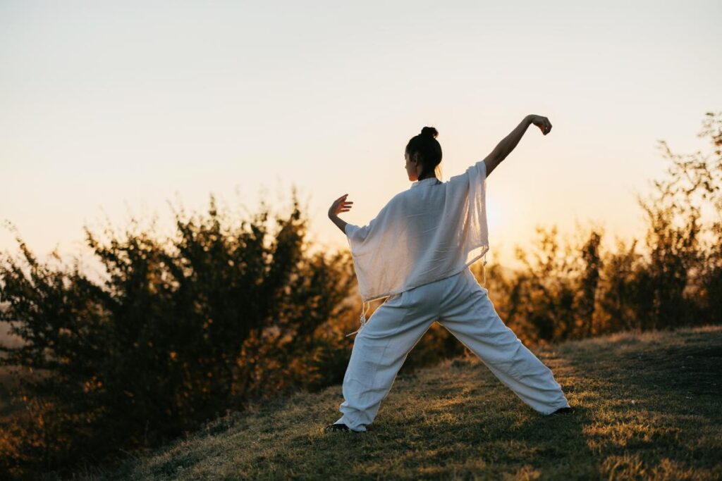 tai chi - Prueba Esto Hoy Una mujer practicando tai chi al atardecer.