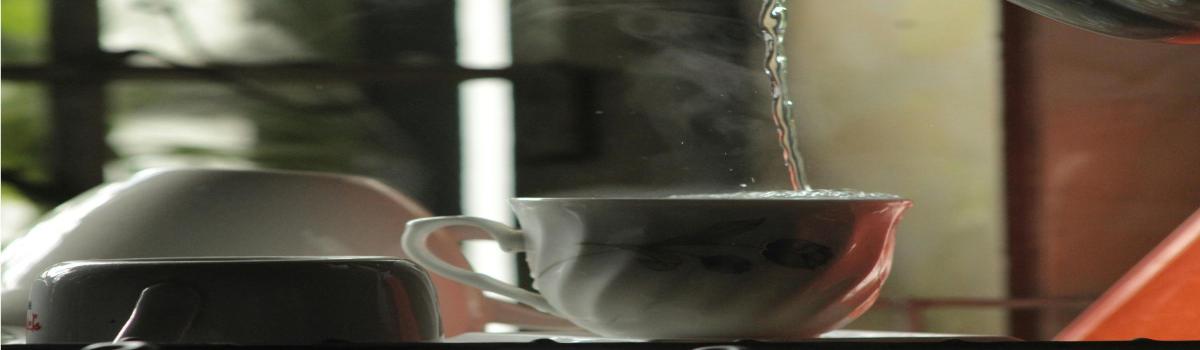 beber agua caliente - Prueba Esto Hoy Un chorro de agua caliente cayendo sobre una taza.