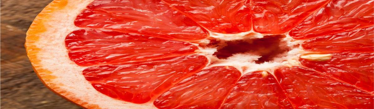 Detalle de una sección de pomelo rojo.
