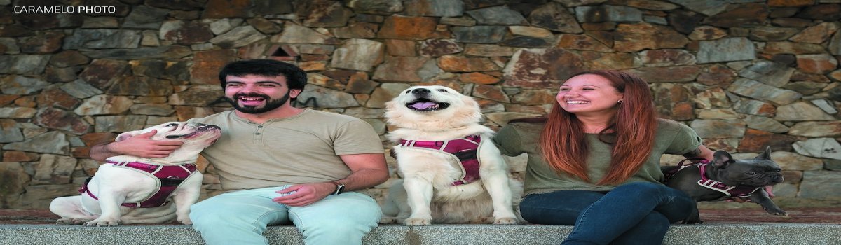 Los autores del libro titulado 'Tu perro habla' con sus perros.