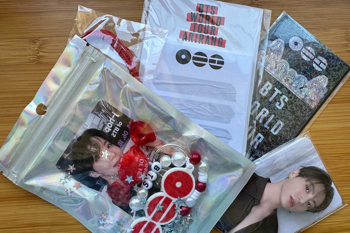 Algunos de los regalos en la bolsa VIP y las fotos para Army.