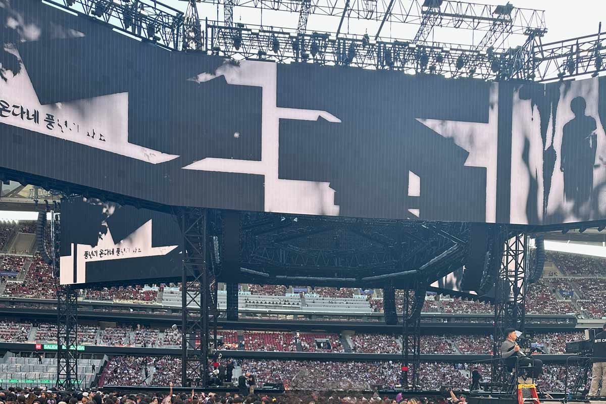 Detalle del estadio Metropolitano con el público a la espera del concierto de BTS Arirang.