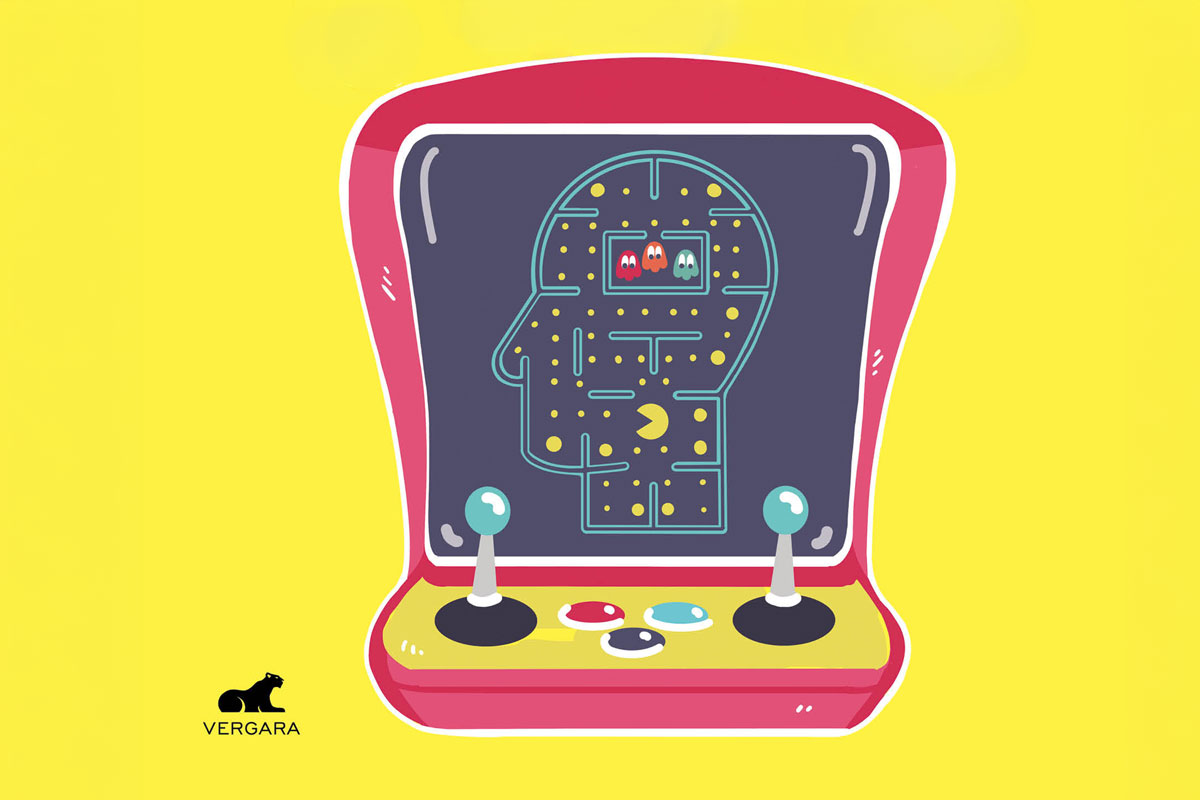 Máquina arcade retro que muestra un laberinto con forma de cabeza humana, donde un personaje amarillo esquiva fantasmas, simbolizando la búsqueda de una salida o solución mental.