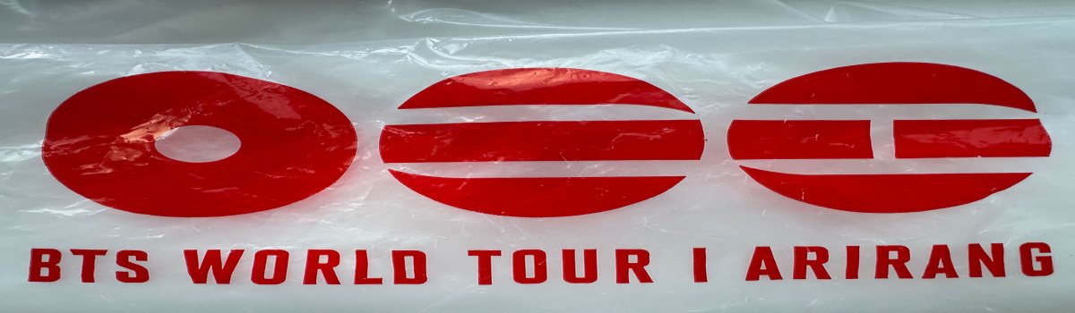 Detalle de la bolsa donde venían las credenciales para el asiento VIP del concierto de BTS en Madrid.