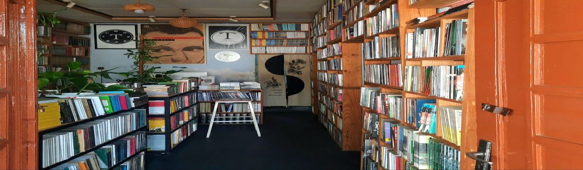 Estanterías llenas de libros en el interior acogedor de una librería independiente.