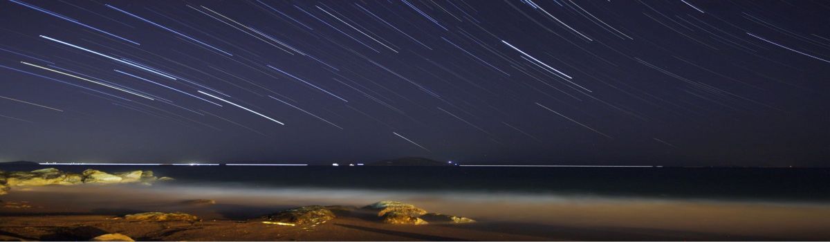 Una Perseida deja una breve estela luminosa en un cielo nocturno estrellado.